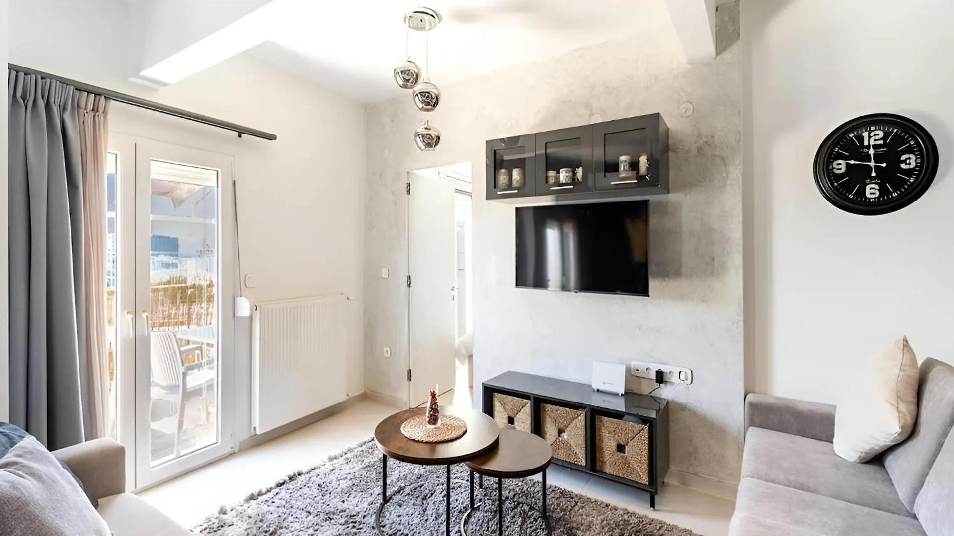 Elegant, Modern & Spacious Apartment In Thessaloniki With Balcony