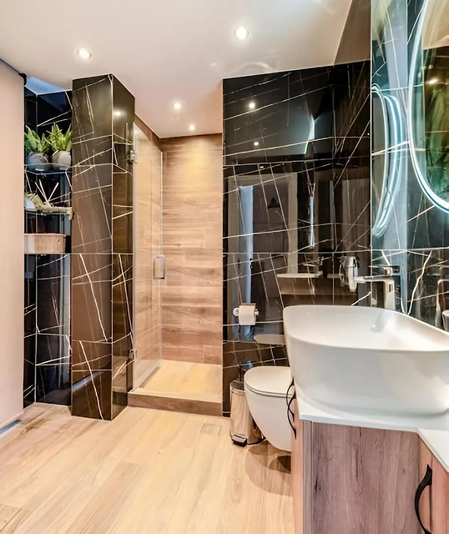 Elegant, Modern & Spacious Apartment In Thessaloniki With Balcony יוון