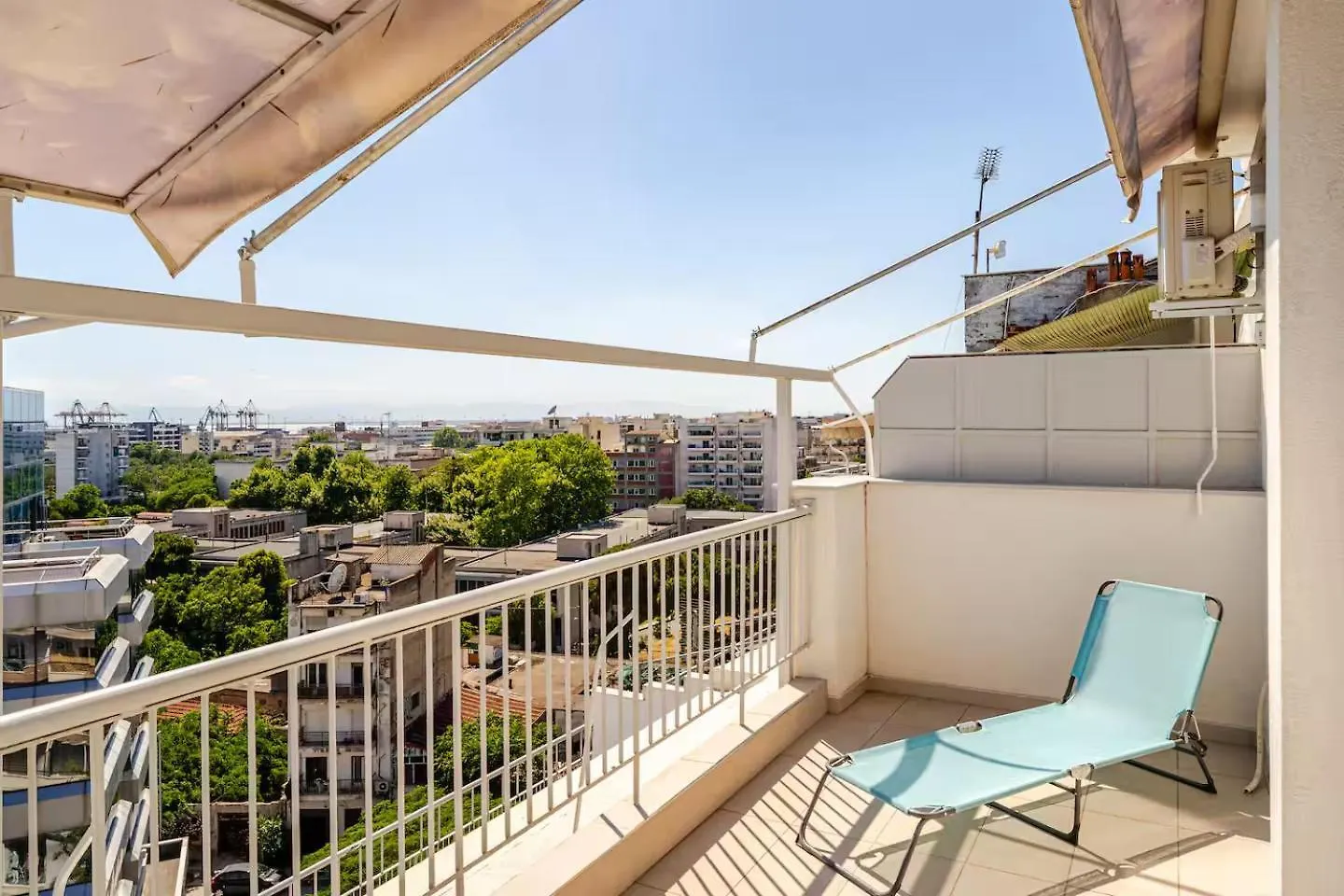 Elegant, Modern & Spacious Apartment In Thessaloniki With Balcony