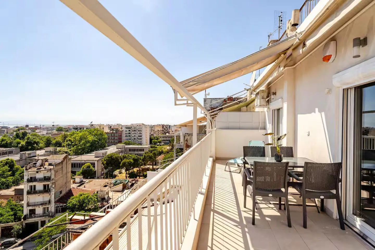Elegant, Modern & Spacious Apartment In Thessaloniki With Balcony