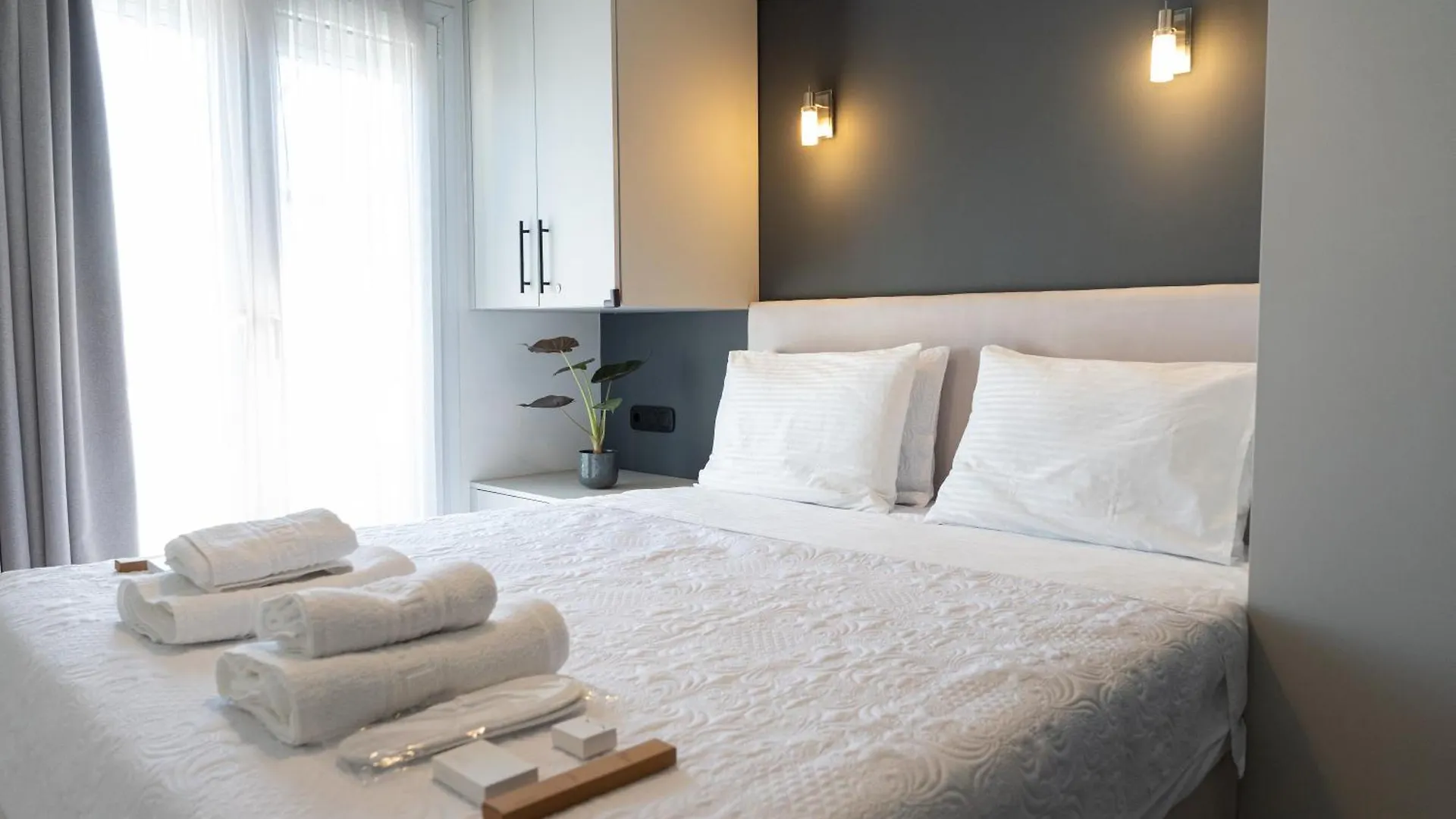 Elegant, Modern & Spacious Apartment In Thessaloniki With Balcony