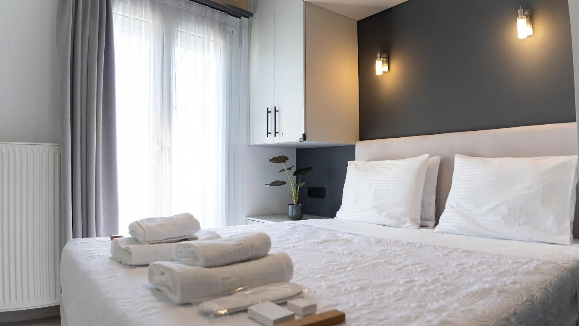 Elegant, Modern & Spacious Apartment In Thessaloniki With Balcony יוון